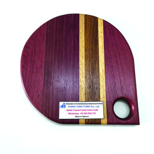 Planche à découper ronde en bois Thinh Tung Thinh avec poignée, fabriquée au Vietnam, emballage individuel - Product Image 2