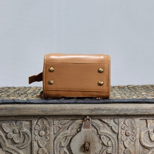 Bolso de mano de cuero de lujo con panel de piel de vaca y detalles de borlas en color negro y marrón, diseño floral en relieve. - Product Image 3