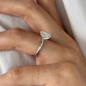 Bague solitaire ovale en diamant de laboratoire de 1,5 carat à 4 griffes, bague de fiançailles minimaliste en or blanc, certifiée IGI - Product Image 6