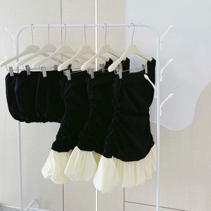 Ensemble 2 pièces pour femme OEM, haut noir vintage élégant à une épaule et jupe bouffante blanche, en coton bambou, coupe ajustée, dentelle brodée - Product Image 4