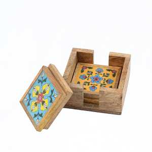 Ensemble de sous-verres en bois brun durables de style européen faits à la main avec boîte cadeau personnalisée pour la maison et les restaurants par Arif Handicrafts. - Product Image 1