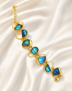 SOUMYA CREATIONS Bracelet jonc géométrique en laiton plaqué or avec breloque labradorite et pierre bleue pour femme, bijou tendance pour les occasions festives - Product Image 1