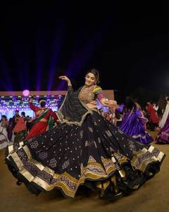 Lehenga de Algodón Muslin con Diseño de Espejos y Múltiples Encajes, Lehenga Choli Tradicional con Espejos Reales, Completamente Cosido - Product Image 2