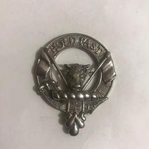 Ceci est un badge de casquette en étain avec le blason du clan écossais Malcolm/MacCallum. C'est une représentation authentique des armes du chef du clan. - Product Image 6