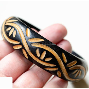 Bracelets en bois de manguier de qualité supérieure, faits à la main, motifs naturels sculptés linéaires, accessoires élégants pour femmes, bijoux artisanaux. - Product Image 1