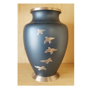 Urne funéraire noire avec bandes florales argentées, urne commémorative en métal pour cendres humaines, design floral noir et argenté orné - Product Image 3