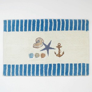 Tapis de bain brodé style côtier avec motif coquillage, ancre et étoile de mer, bordure rayée, en coton, rectangulaire, avec envers antidérapant - Product Image 1