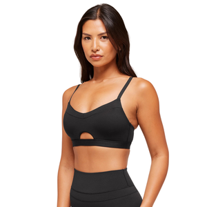 Sujetador deportivo Peekaboo negro para mujer con logo personalizado, de nailon y elastano, con aberturas tipo balconette, top de yoga de soporte ligero para gimnasio y fitness. - Product Image 4