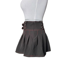 Minifalda gótica plisada con costuras en contraste rojas, falda skater de cintura alta estilo punk rock para mujer con hebillas metálicas - Product Image 6