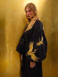 Robe longue noire en coton brodé pour femme, style bohème, col en V, manches ballon, broderie oiseau doré, taille à nouer - Product Image 3