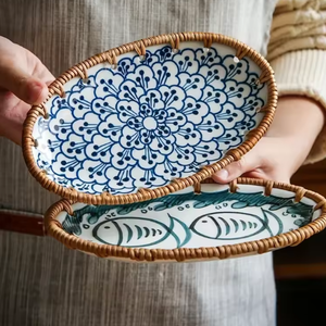 Plateau de service ovale en céramique tressé en rotin vietnamien avec motifs floraux et de poissons décoratifs, en céramique naturelle - Product Image 3