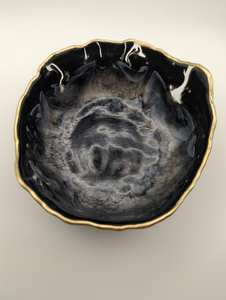 Cuenco de Boda Moderno de Resina Negra y Dorada de Lujo con Diseño Ecológico - Product Image 3