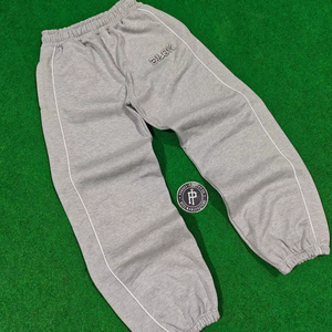 Pantalon de jogging en molleton chenille 480 GSM épais, 100 % coton, broderie tendance en point de croix, avec sacs personnalisés - Product Image 1