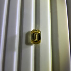 Diamante suelto de 1 quilate, corte esmeralda, color amarillo intenso VS1, certificado IGI, cultivado en laboratorio, para la elaboración de joyas. - Product Image 3