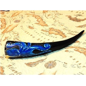 Gobelet en corne sculpté monstre marin, coupe à hydromel, forme naturelle, décor pieuvre bleue, objet de collection artistique, pièce décorative, tasse en corne - Product Image 1