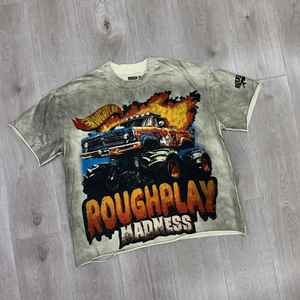 Camiseta Moderna Roughplay Madness 100% Algodón, Diseño de Camioneta Monstruo con Estampado de Llamas, Impresión Serigráfica para Ropa Casual Urbana - Product Image 1