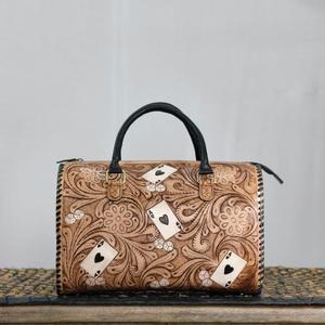 Bolsa de lona de cuero hecha a mano de lujo, color marrón, con diseño de cartas de juego, cierre de cremallera, estilo duradero, diseño de bolsa de lona. - Product Image 1
