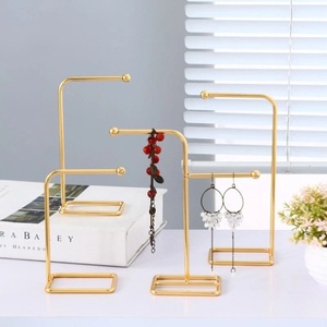 Organizador de Joyas Minimalista con Soporte Elevado para Pendientes, Base Compacta, Solución Moderna para Ahorrar Espacio en el Tocador - Product Image 3