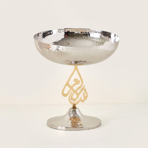Esta taza plateada presenta un soporte caligráfico dorado único que combina un diseño elegante con una pieza decorativa llamativa. - Product Image 1