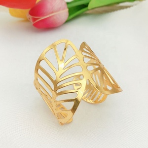 Elegante accesorio de mesa, servilletero de metal de acero inoxidable con textura de hoja, fabuloso servilletero metálico con anillo de color cálido. - Product Image 6