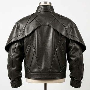 Veste en simili cuir noir pour homme, col montant, fermeture éclair, détail cape sur l'épaule, poches latérales et poignets ajustables - Product Image 4