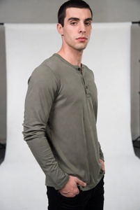 Chemise formelle à manches longues pour homme, couleur noire unie, coupe ajustée, tenue de bureau professionnelle - Product Image 3