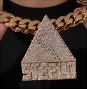 สร้อยคอจี้รูปสามเหลี่ยมชุบทองเงินแท้ 925 สไตล์ฮิปฮอป ประดับเพชรโมอิสซาไนต์สี D ระดับ Iced Micro Paved ได้รับการรับรองจาก GRA เหมาะสำหรับทั้งชายและหญิง - Product Image 4