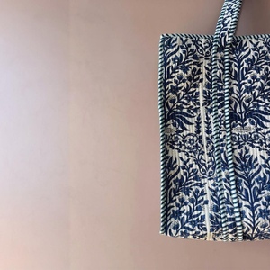 Bolso Tote Acolchado de Algodón con Estampado Floral Indio en Azul y Blanco, Bolso de Hombro para Mujer, Venta al Por Mayor - Product Image 6
