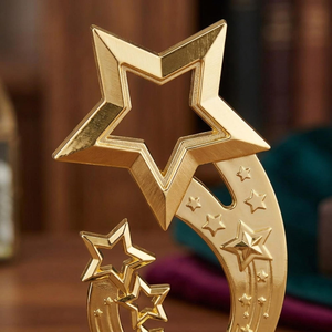 Trophée étoile avec base en bois – Trophée personnalisé pour événements sportifs, scolaires, d'entreprise, cérémonies de récompenses et d'hommages - Product Image 1