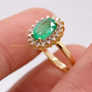 Bague en or jaune massif 14 carats avec émeraude ovale naturelle et halo de diamants en forme de soleil, Memoria Jewels, vente en gros - Product Image 4