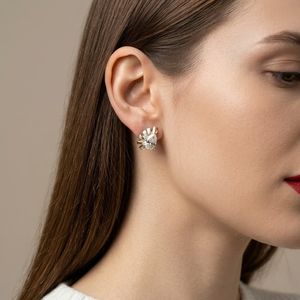 Boucles d'oreilles clous intemporelles en or 22 carats et diamants pour femme, taille brillant rond, bijoux raffinés, idée cadeau anniversaire - Product Image 4