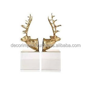 Une paire de sculptures décoratives de tête de cerf en laiton, probablement destinées à servir de pièces maîtresses ou serre-livres Made Form Brass - Product Image 3