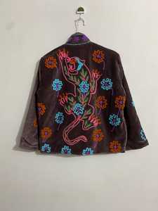 Chaqueta de terciopelo Suzani bordada a mano, perfecta para aventuras, estilo bohemio con bordados de animales y flores, abrigo de moda. - Product Image 2