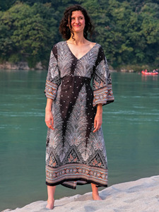 Vestido Maxi de Seda Indo-Occidental Hecho a Mano, Elegancia Redefinida, Escote Profundo en V y Mangas Campana Fluidas, a Precio de Fábrica - Product Image 4