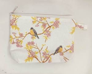 Bolsa de aseo de lona orgánica con estampado de pájaros y flores, cierre de cremallera y almacenamiento portátil conveniente para cosméticos y viajes. - Product Image 1