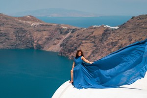 ประสบการณ์ถ่ายภาพชุดเดรสยาวทรงพลิ้วสีน้ำเงินรอยัล รุ่น New Elegant Santorini Flying Dress สำหรับผู้หญิง - Product Image 2