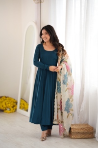 Robe Anarkali en pure soie romaine lourde avec dentelle perlée, pantalon Chanderi cousu et dupatta en organza Tabby imprimé MY 104 - Product Image 1