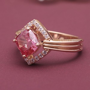 Bague en saphir rose taille coussin, or jaune/blanc et rose 18 carats, avec halo de diamants, pour femme, fiançailles, mariage, joaillerie fine - Product Image 2