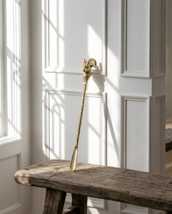 Cuchara para zapatos de latón macizo con cabeza de carnero, mango largo, inspirada en el equino, decoración para recibidor, accesorio decorativo para el vestir. - Product Image 1