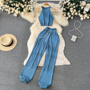 Conjunto de dos piezas para mujer: top halter tejido liso y pantalones rectos elásticos transpirables con tirantes cortos - Product Image 1