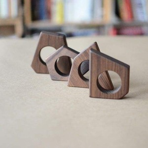 Anneaux de serviette en bois naturel faits à la main, accessoires de table pour la décoration de la maison, les restaurants et les événements spéciaux - Product Image 1