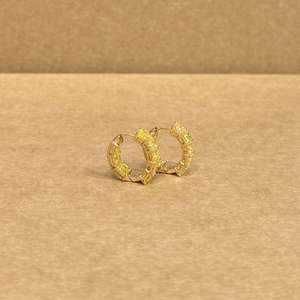 Boucles d'oreilles créoles dorées de créateur très demandées, ornées de pierres jaunes étincelantes, bijoux tendance pour femmes, idéales pour tenues ethniques et festives - Product Image 4