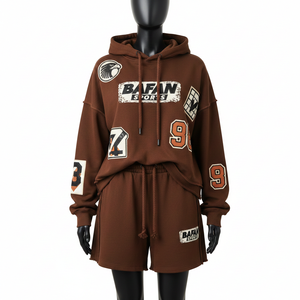 Ensemble court à capuche pour femme en molleton de coton et polyester 320 GSM, marron, coupe décontractée, avec impression sérigraphiée et logo personnalisé - Product Image 1