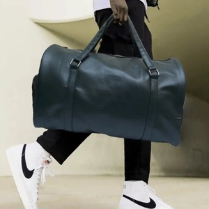 Sac de voyage week-end en cuir noir de luxe avec grande capacité de rangement et poche latérale dédiée pour les chaussures - Product Image 4