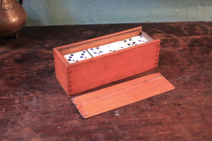 Ensemble de dominos en os antique artisanal naturel dans une boîte à couvercle coulissant en bois - 28 tuiles - Product Image 5