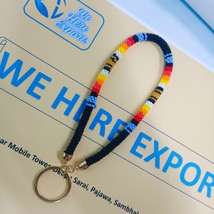 WE HERE EXPORTS Porte-clés de poignet tendance pour femme, fait main, avec perles imitation perle et pierres, à insérer dans les ongles, cadeau, bleu, rouge, jaune - Product Image 2