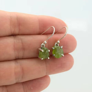 Pendientes de Gancho con Pepitas de Peridoto en Plata de Ley 925, Joyería Artesanal con Piedras Preciosas - Product Image 1