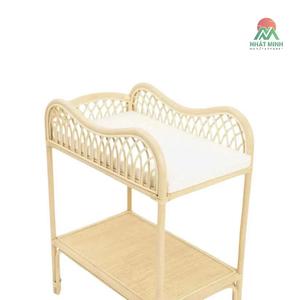 Cuna de ratán Nhat Minh con diseño tropical y acabado natural para bebés y niños de 0 a 3 años, con cambiador. - Product Image 1