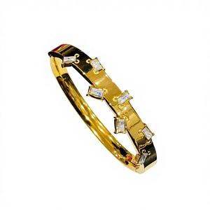 Bracelet pour bébé plaqué or avec incrustation de pierres CZ, bracelet ajustable pour enfants, bijoux géométriques modernes pour nourrissons - Product Image 1