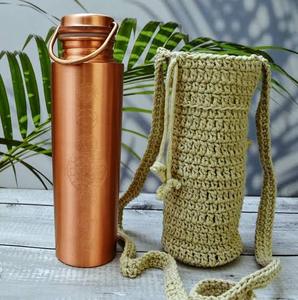 Botella de agua de cobre cónica de lujo con bolsa de transporte de ganchillo, diseño minimalista portátil para viajes - Product Image 1